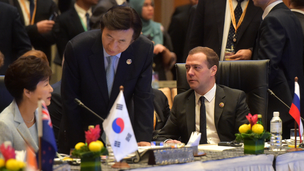 С Президентом Республики Кореи Пак Кын Хе на заседании 10-го Восточноазиатского саммита