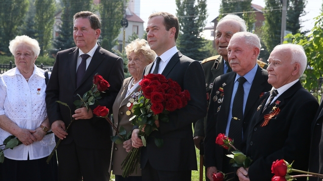 В Курске Медведев возложил цветы к Могиле Неизвестного Солдата и пообщался с ветеранами